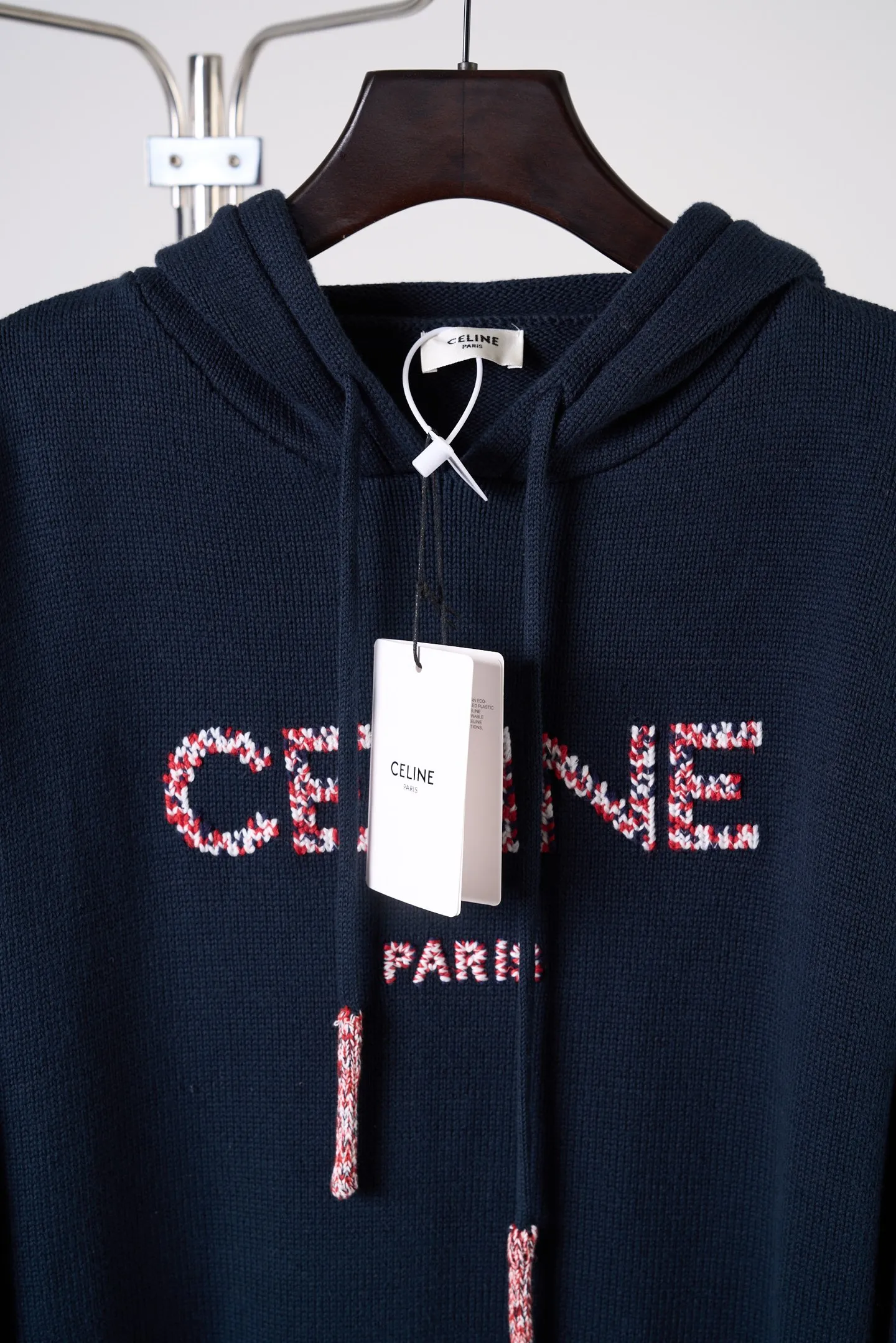 [Real auction] CELINE/Celine embroidered logo knitted hooded sweater [In Stock] S M L XL CELINE PARIS embroidered oversized version, hood, with adjustable drawstring, 1 kangaroo pocket, dropped shoulders, ribbed trim. The embroidery uses mixed color embroidery threads, and the 3D three-dimensional embroidery process is customized with brand letter embroidery. The total number of stitches is approximately 16,800. Ultra high density embroidery. Washing water for ready-made clothes, removes wool impurities, fixes water, fixes the pattern and adds hand feel.